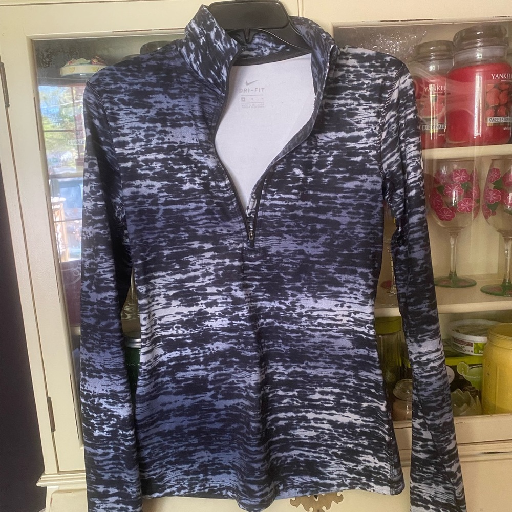 Nike- Quarter Zip- Medium